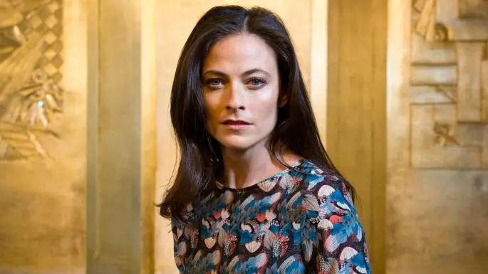 How tall is Lara Pulver?